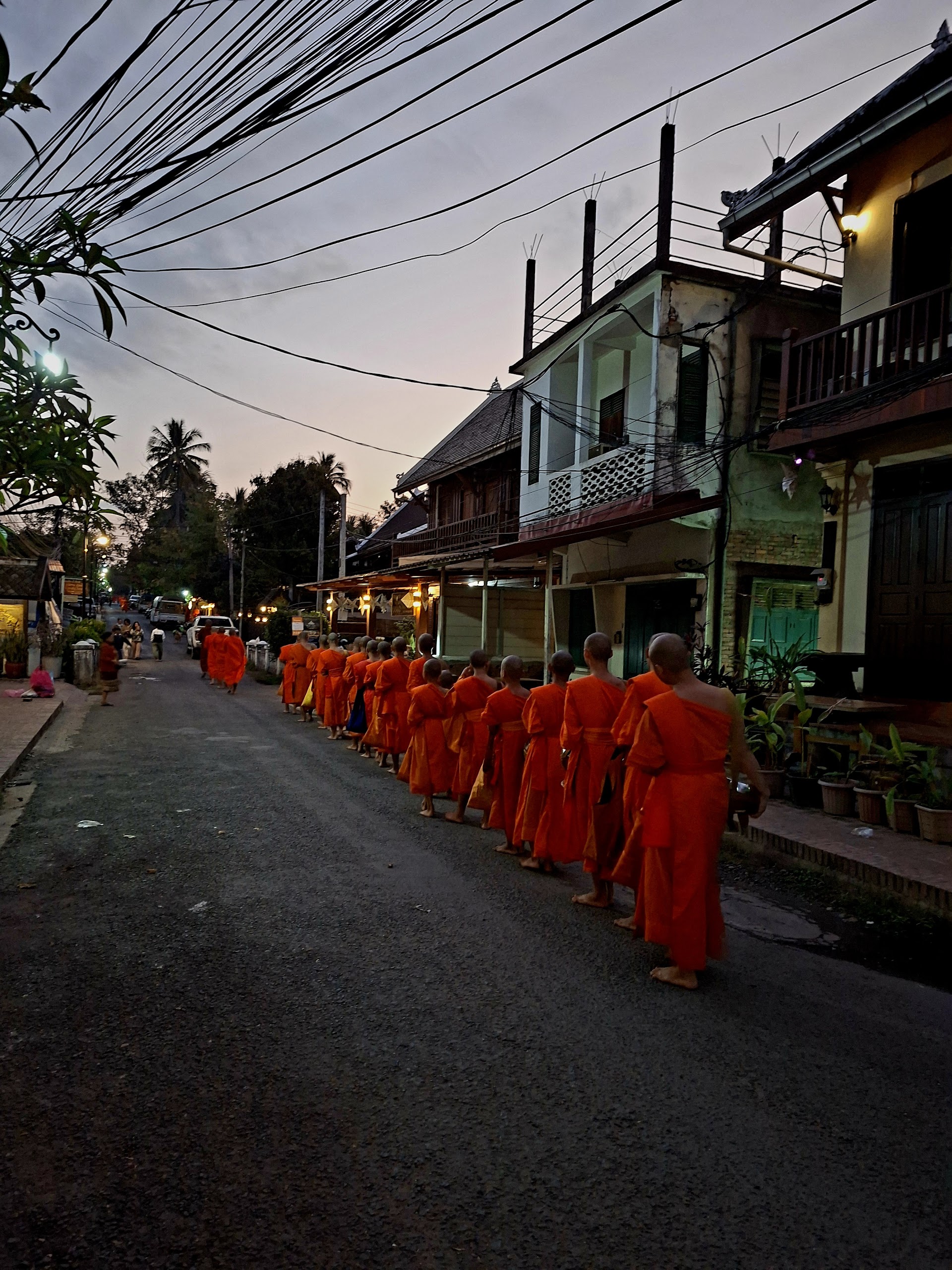 Luang Prabang, rue Sakkaline — l'aube silencieuse du Tak Bat