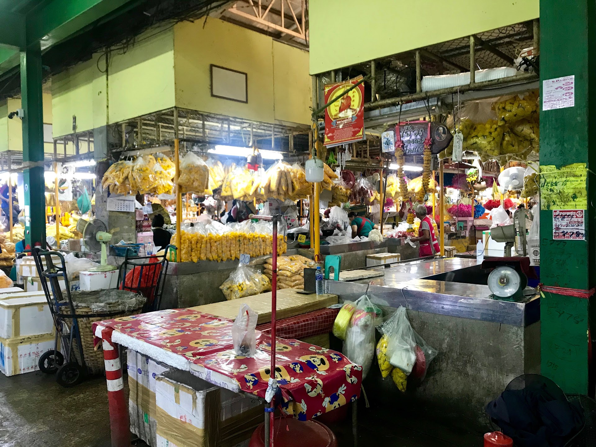 Pak Khlong Talat, Bangkok — L'aube au marché aux fleurs, entre effluves de jasmin et bols de jok fumants
