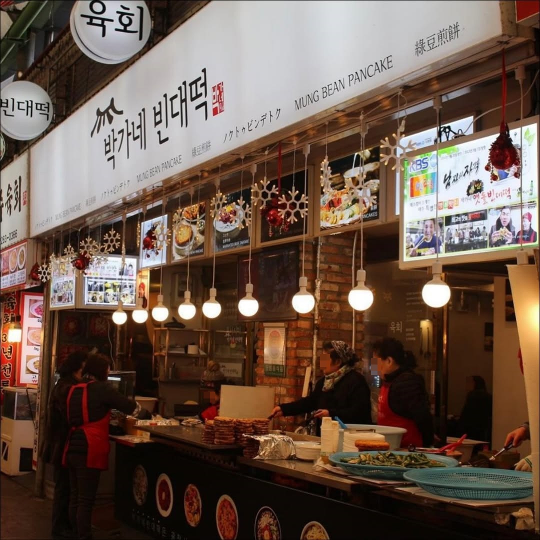 Gwangjang Market, Séoul — au petit matin, quand les galettes de haricots embaument les ruelles