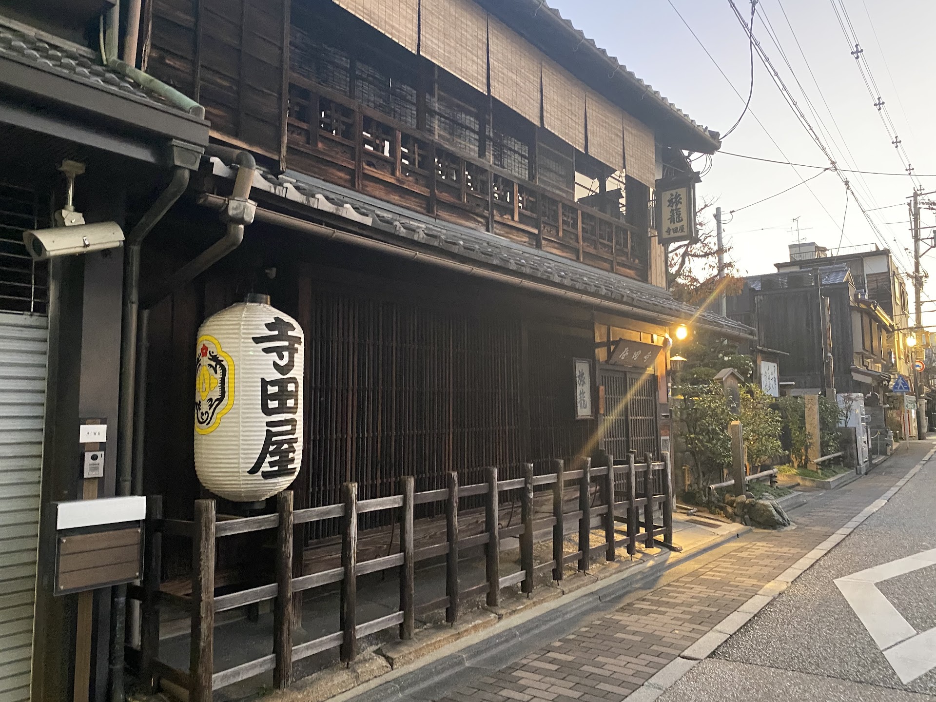 Kyoto à l'aube : les ruelles secrètes de Fushimi où les brasseurs de saké gardent leurs adresses confidentielles
