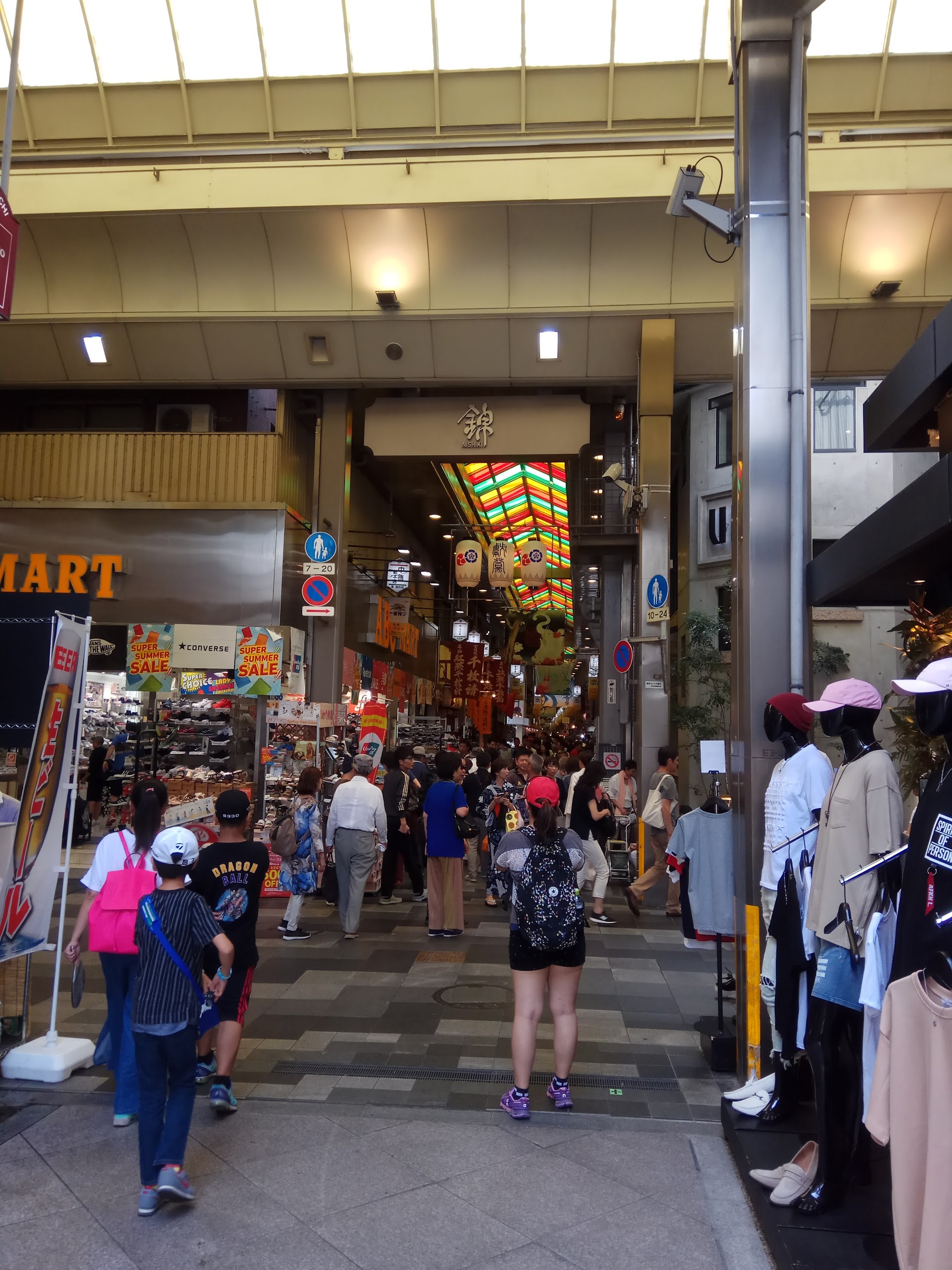 Nishiki Market à Kyoto — au petit matin, quand les marchands de tofu ouvrent leurs volets